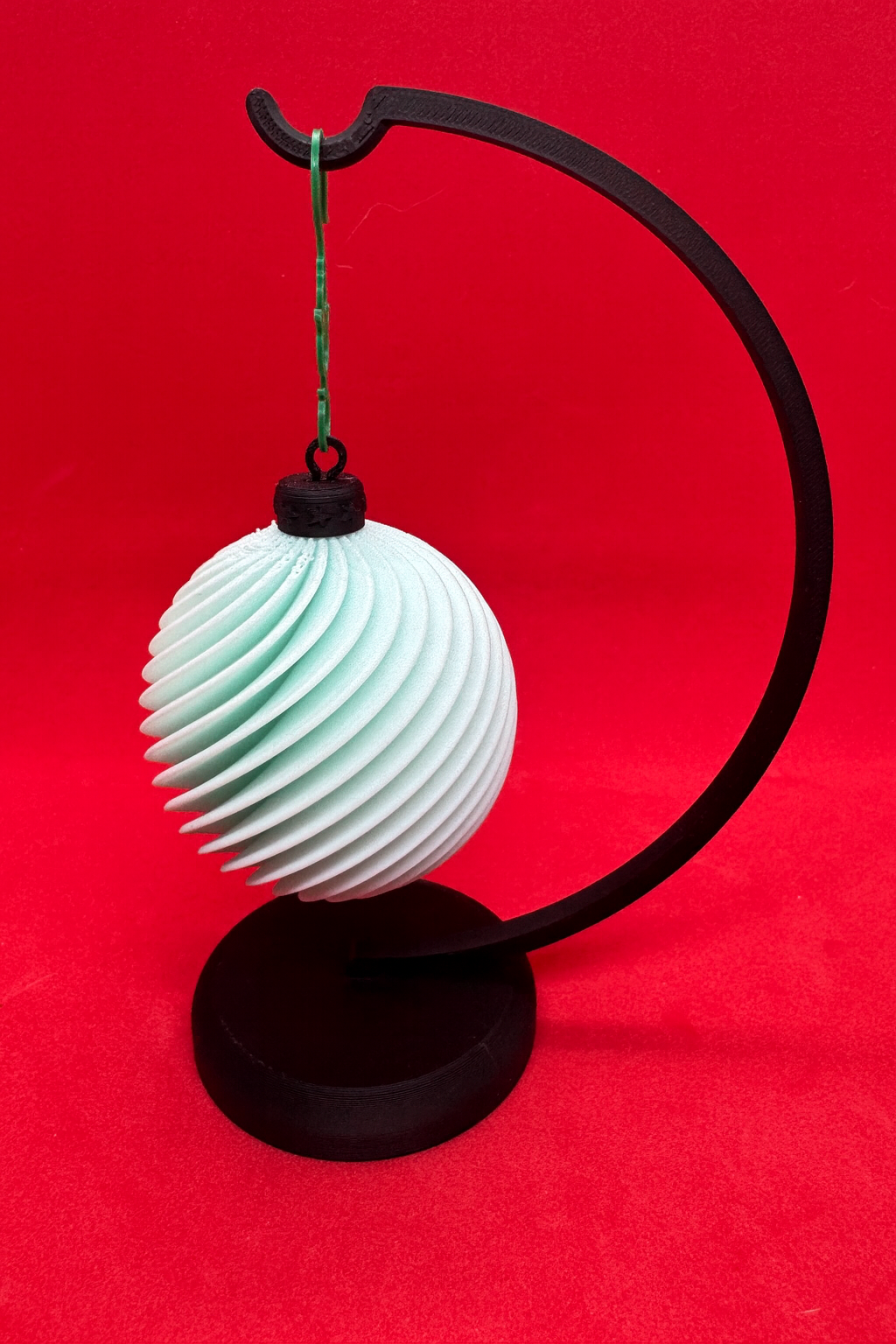 Elegant 3D Printed Spiral Christmas Ornament Ball – Modern Holiday Decoration, Lightweight Tree Ornament, Unique Gift Idea