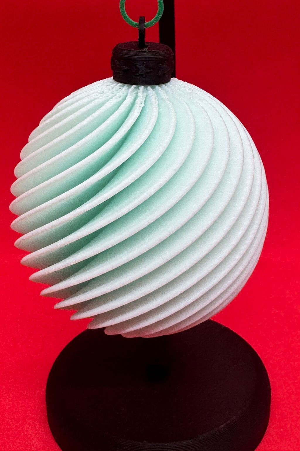 Elegant 3D Printed Spiral Christmas Ornament Ball – Modern Holiday Decoration, Lightweight Tree Ornament, Unique Gift Idea