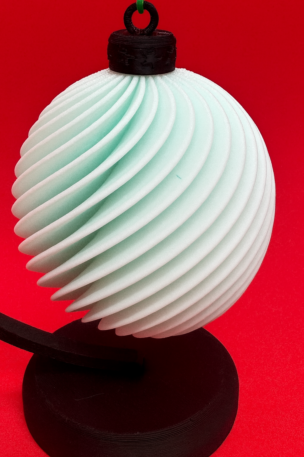 Elegant 3D Printed Spiral Christmas Ornament Ball – Modern Holiday Decoration, Lightweight Tree Ornament, Unique Gift Idea